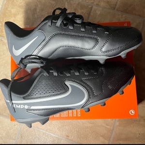 New Nike JR legend 9 soccer cleats size 6Y